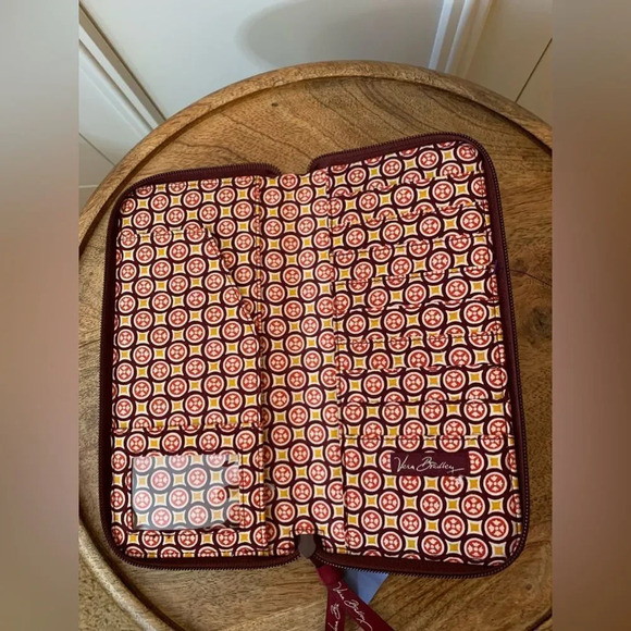 Vera Bradley‎ Personal Travel Organizer Wallet in "Medallion-2006" - Picture 5 of 6